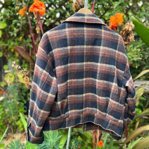 **SOLD**AE Plaide Cropped Shacket Size M; Rust/Navy Blue - Picture 2 of 13